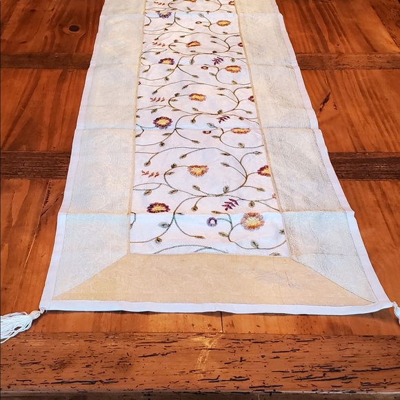 Table runner - Picture 2 of 3